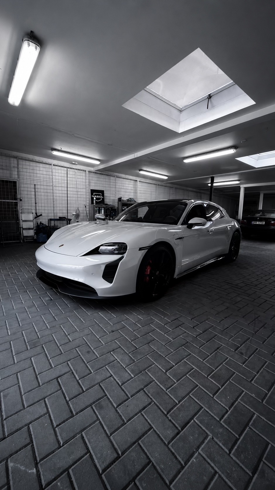 Porsche Taycan GTS – leštění silně poškozených interiérových lišt